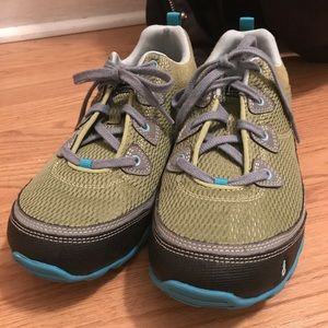 Ahnu hiking shoes*mint condition